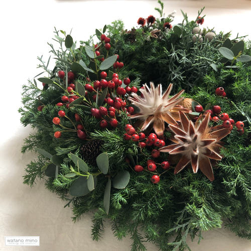 香り豊かなコニファーと赤い実のリース M25-27 /フレッシュグリーン