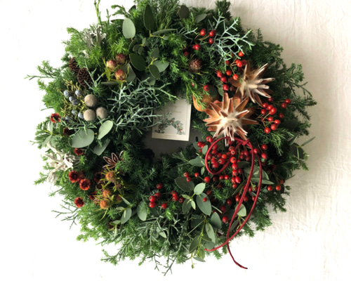 香り豊かなコニファーと赤い実のリース M25-27 /フレッシュグリーン