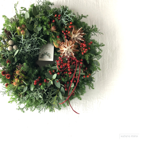 香り豊かなコニファーと赤い実のリース M25-27 /フレッシュグリーン