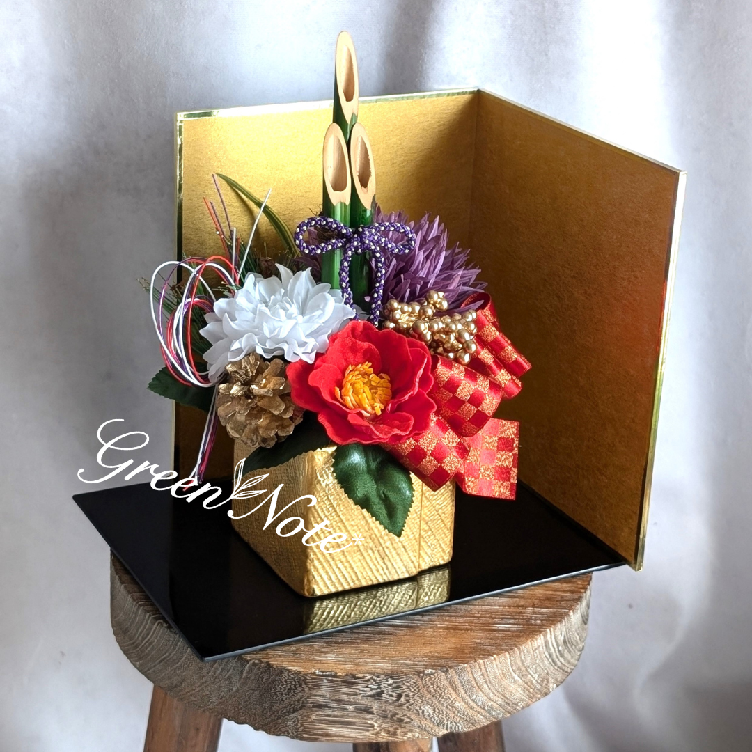 すぐに飾れる3点セット！立派な金屏風＆花台付き！椿とマム、ダリアの迎春アレンジメント　和室　正月