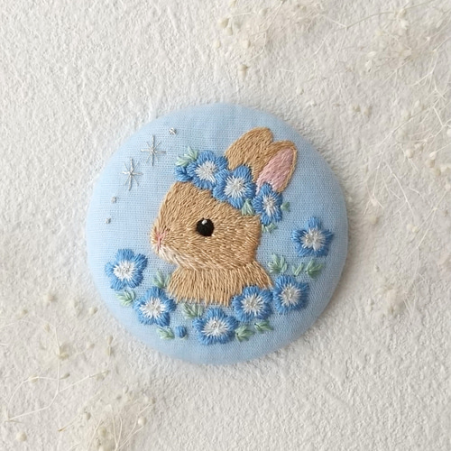 送料無料》刺繍ブローチ ネモフィラ うさぎ くるみボタン 動物
