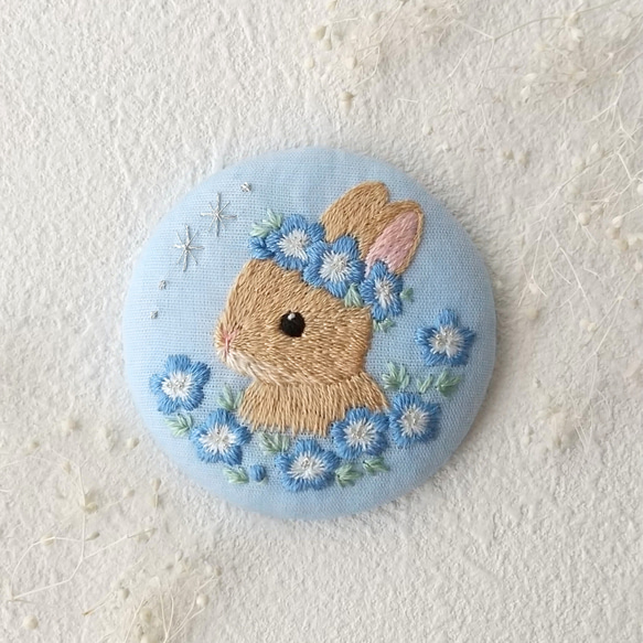 送料無料》刺繍ブローチ ネモフィラ うさぎ くるみボタン 動物
