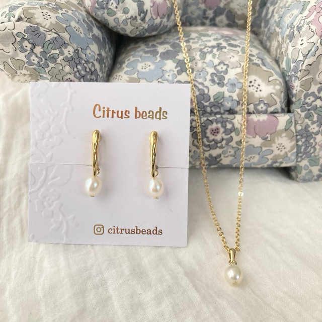 入園、入学にオススメです！ホワイトカラーの淡水パールのネックレス／とろけるイヤリングのセットアクセサリー