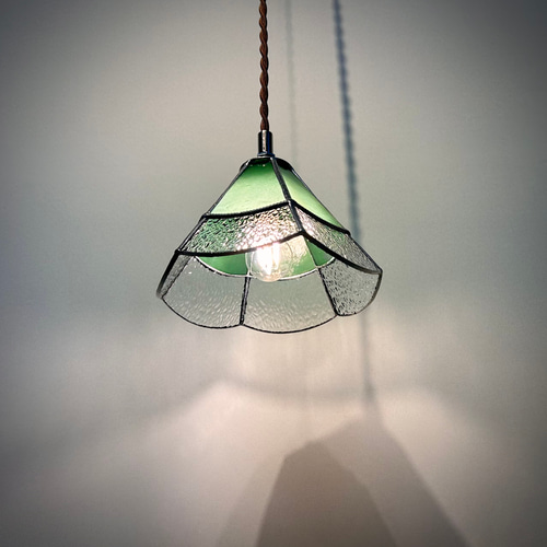 ステンドグラスのペンダントランプ 6角2段 リーフグリーン、クリア