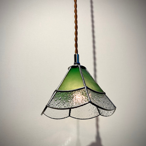ステンドグラスのペンダントランプ 6角2段 リーフグリーン