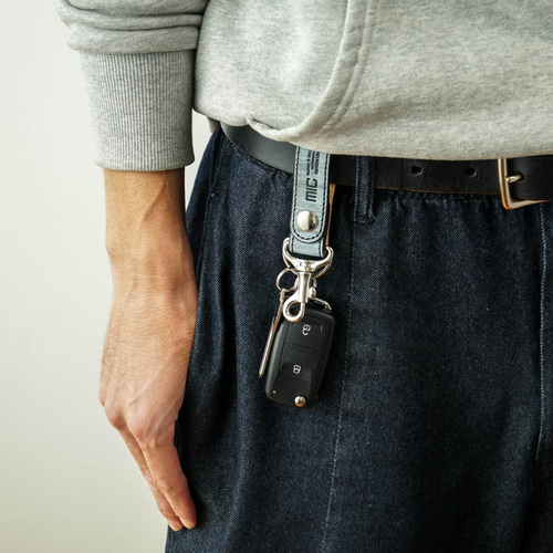 革製 杖ホルダー ベルト 新品未使用 手塗りブライドルレザー仕立てのベルトキーホルダー（鉄砲