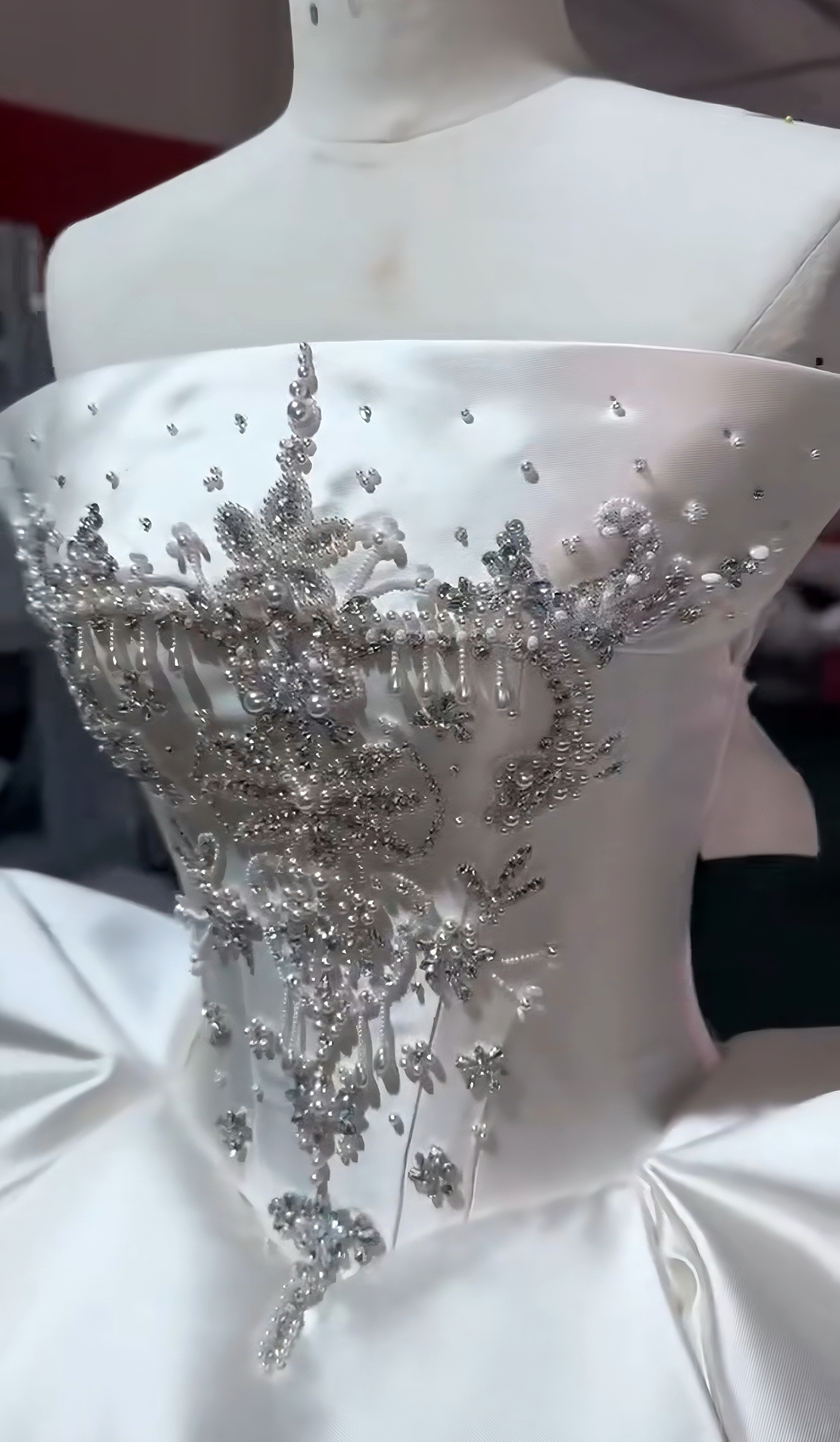 憧れのドレス！大人気　チューブトップ　高級サテン　袖なし　フレアースカート　ボリューム　美しさ　オフホワイト花嫁お呼ばれ 40,872円