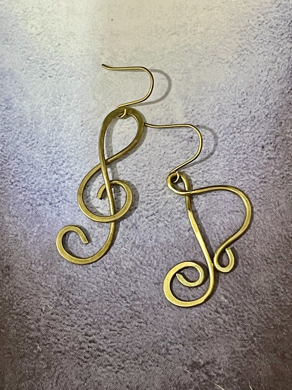 ト音記号と八分音符のピアス（イヤリング） 1枚目の画像