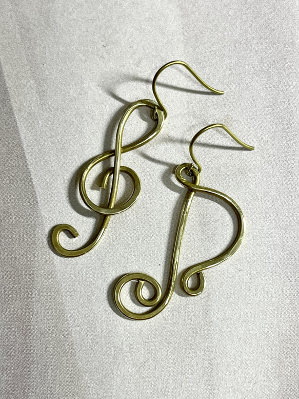 ト音記号と八分音符のピアス（イヤリング） 2枚目の画像