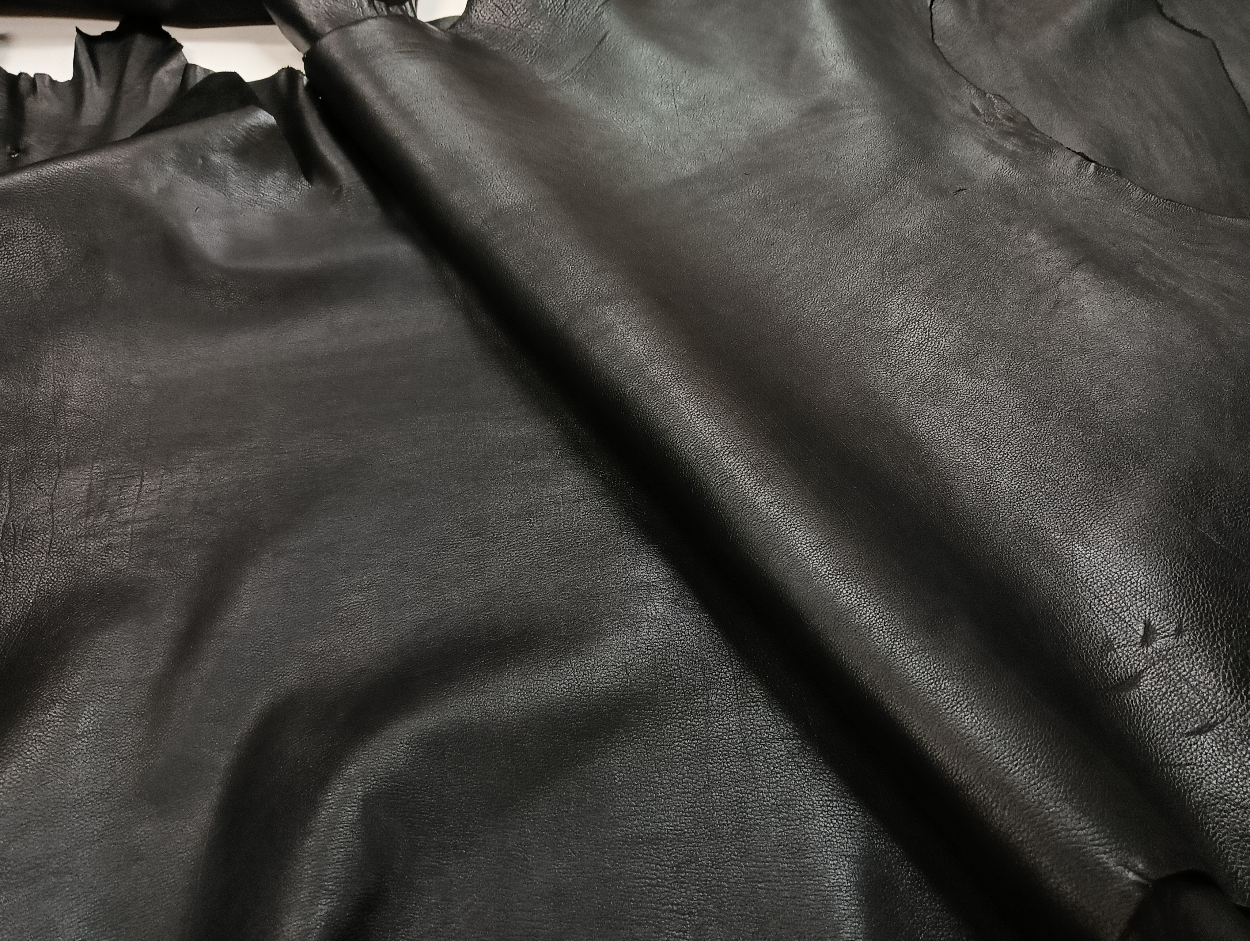 T465 国産牛革　ソフトシュリンクカーフ　黒　0.8ｍｍ　60デシ