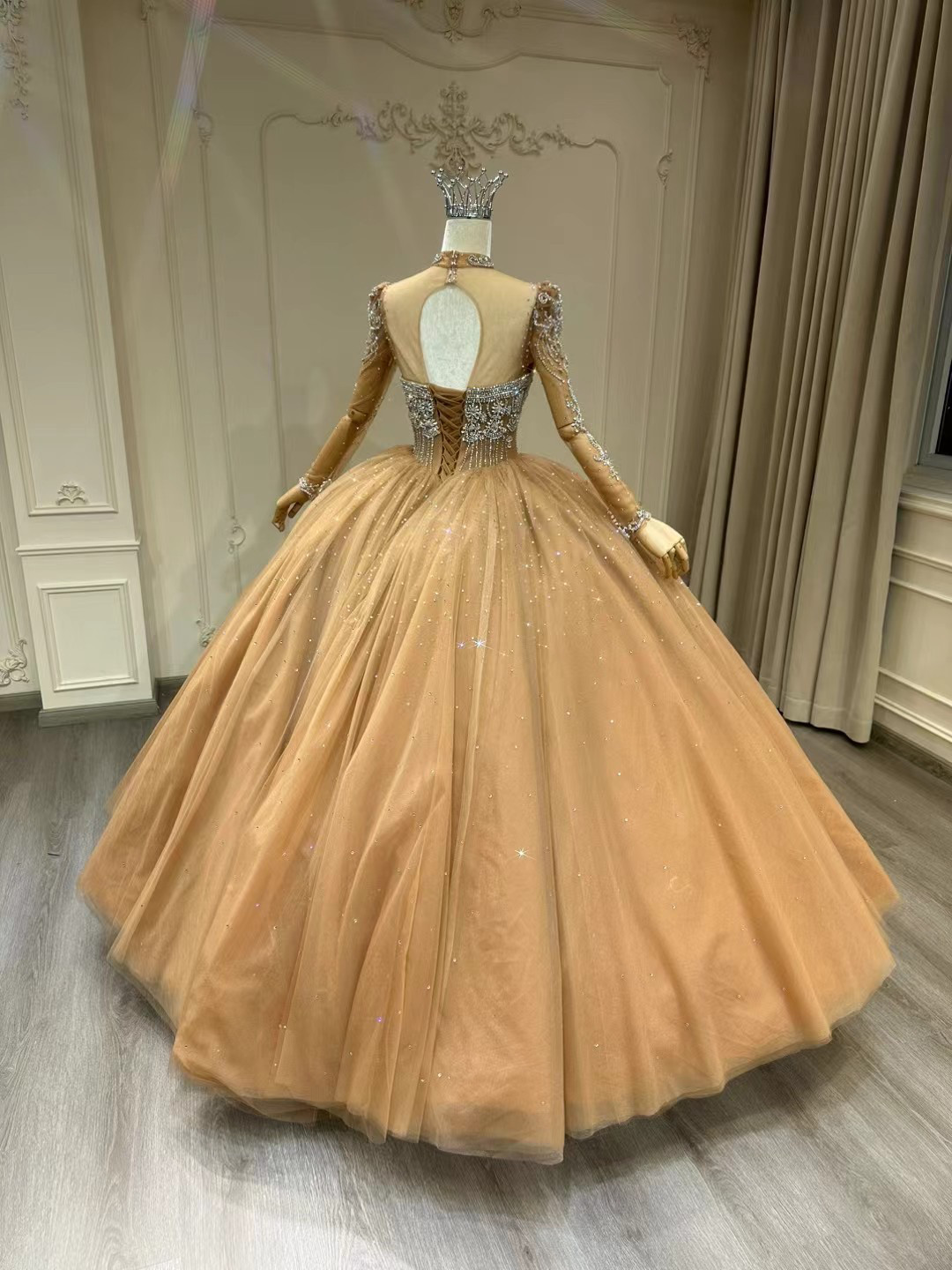 WEB限定！エレガントなシルエット　スクエアネック　ゴールド　オレンジ色　キラキラ　フレアースカート　床つく　編み上げ