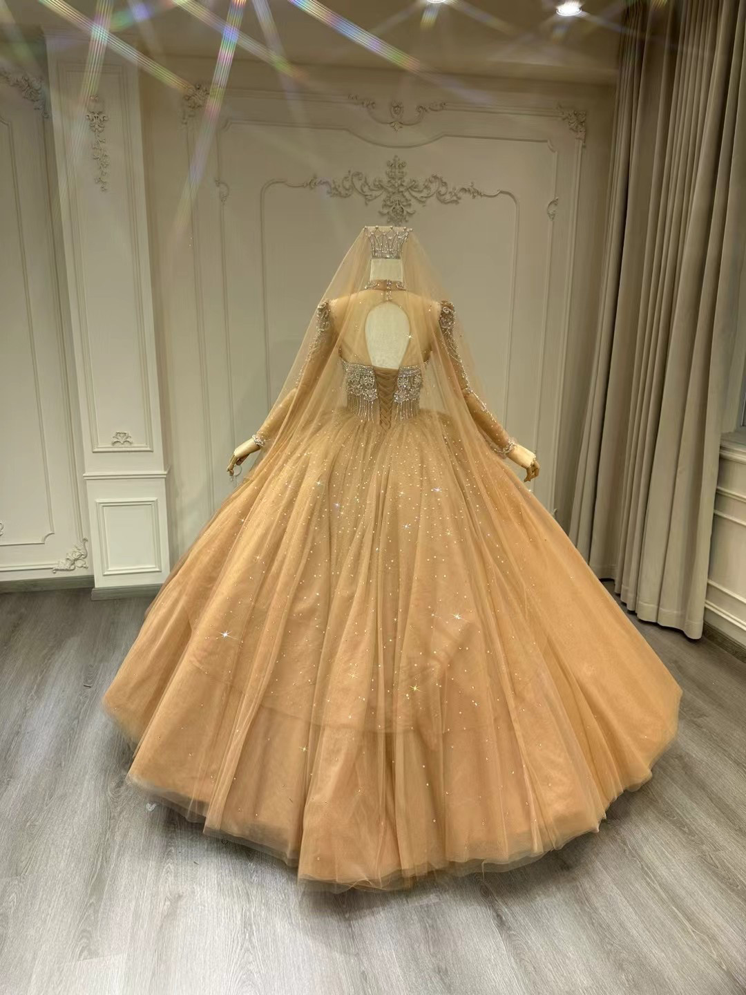 WEB限定！エレガントなシルエット　スクエアネック　ゴールド　オレンジ色　キラキラ　フレアースカート　床つく　編み上げ