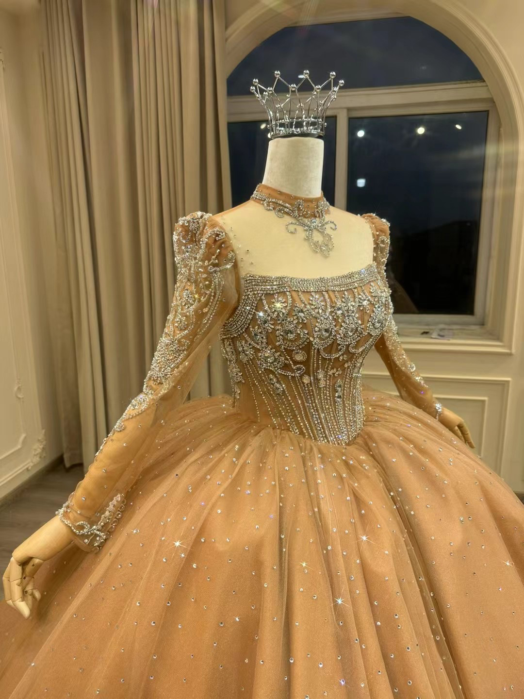 WEB限定！エレガントなシルエット　スクエアネック　ゴールド　オレンジ色　キラキラ　フレアースカート　床つく　編み上げ