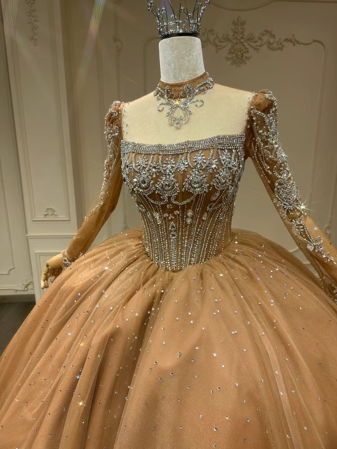 WEB限定！エレガントなシルエット　スクエアネック　ゴールド　オレンジ色　キラキラ　フレアースカート　床つく　編み上げ