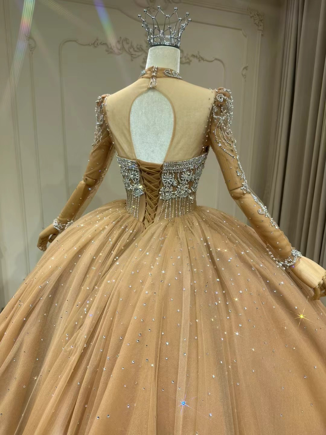 WEB限定！エレガントなシルエット　スクエアネック　ゴールド　オレンジ色　キラキラ　フレアースカート　床つく　編み上げ