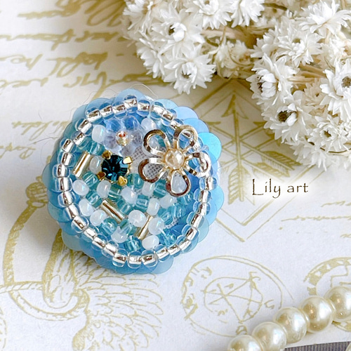 lightblue＆whiteビーズ刺繍とスパンコールのゆるまるミニタックピン
