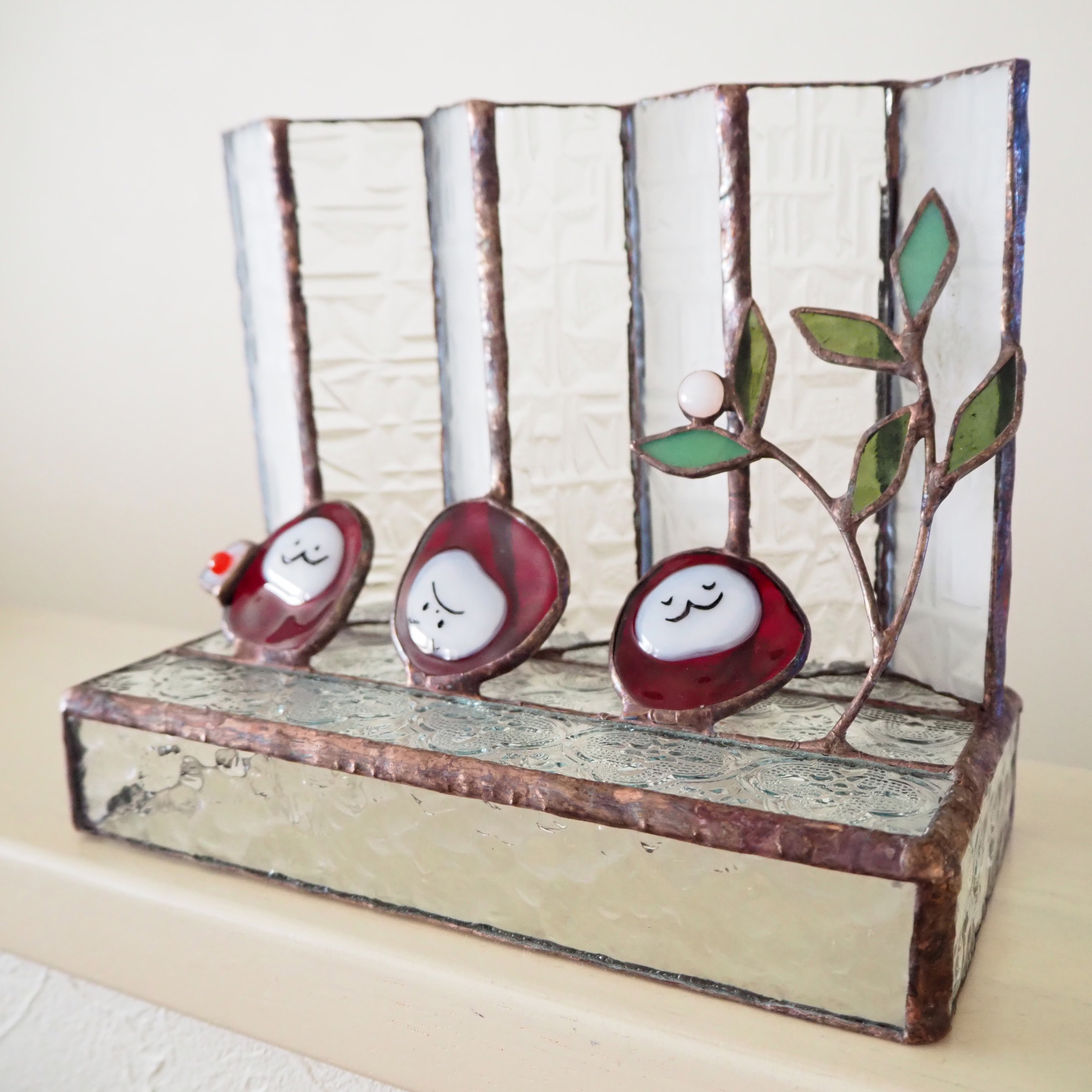 家の前で松ぼっくりを拾う麦わら帽子の雪だるま ヴィンテージ ステンドグラス pl-gsq-190047_2.jpg