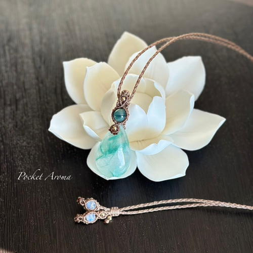 緑来如』フックサイトシリカとグリーンカイヤナイトのマクラメ