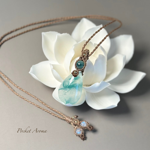 『緑来如』フックサイトシリカとグリーンカイヤナイトのマクラメペンダントネックレス 緑来如』フックサイトシリカとグリーンカイヤナイトのマクラメ