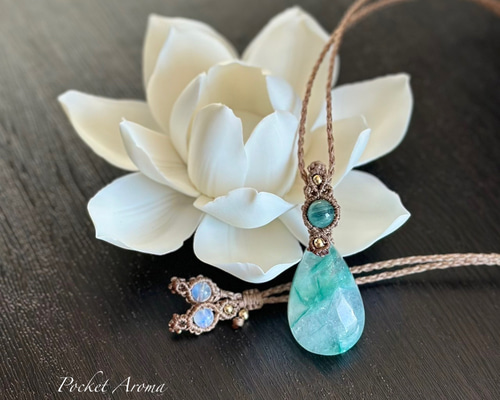 緑来如』フックサイトシリカとグリーンカイヤナイトのマクラメ