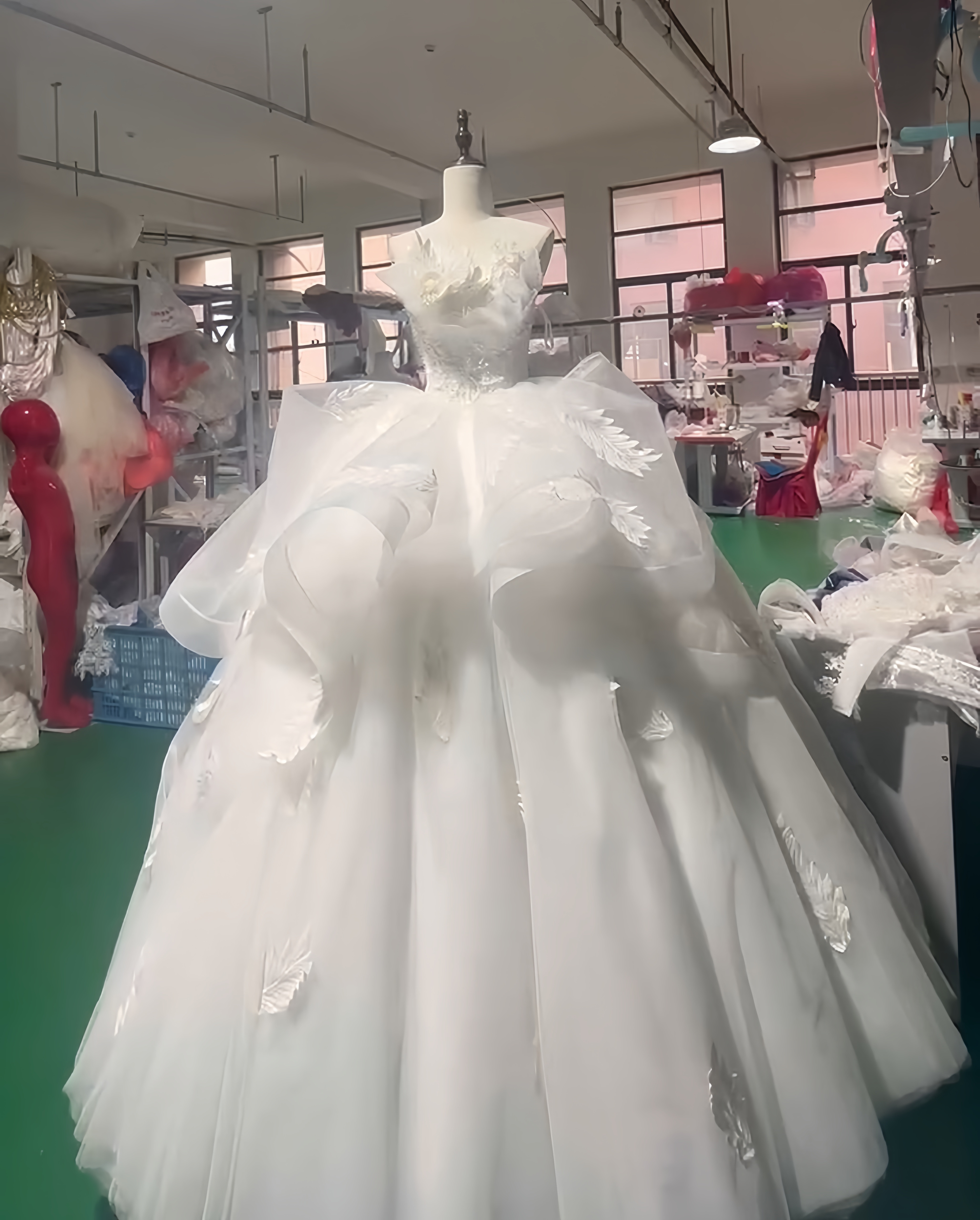 WEB限定！高品質ウェディングドレス　花嫁　ホワイト　フレアスカート　トレーン編み上げ　サイズオーダー可能　お花飾り挙式