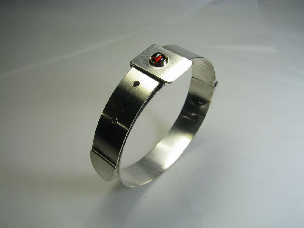 シルバーアクセサリー　ベルト型ガーネットシルバーバングル