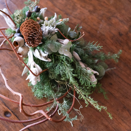 つるを愉しむ 木の実と針葉樹 リース