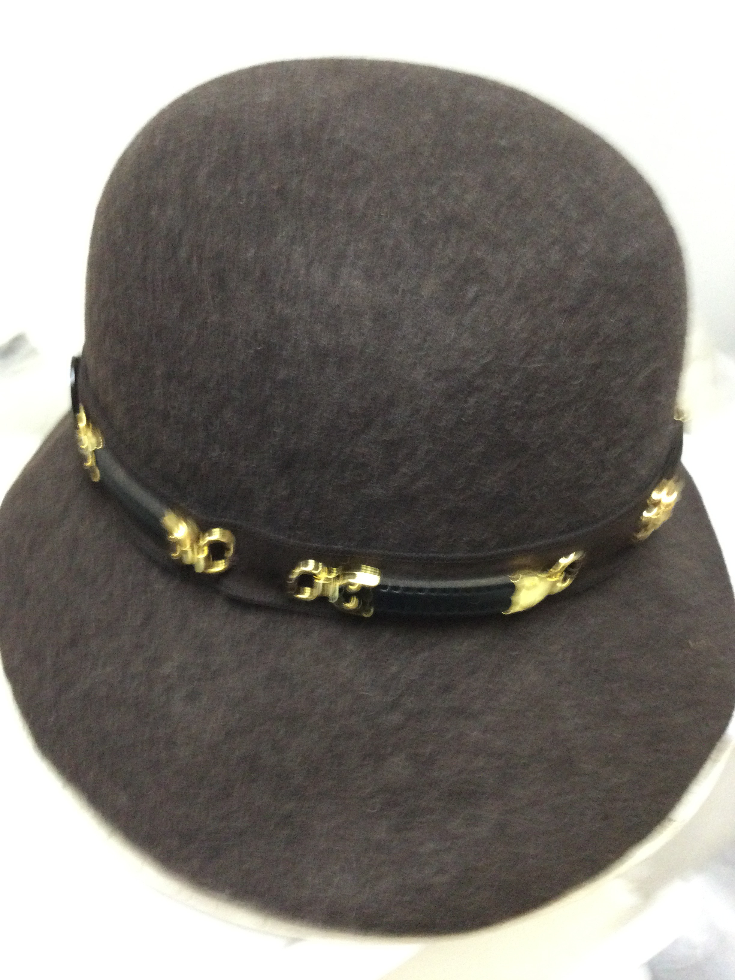 茶色のウールフェルト帽子