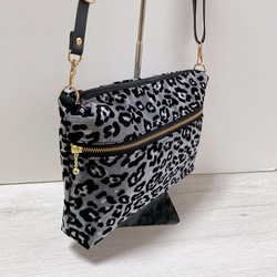 ヒョウ柄グレー ショルダーバッグ/豹柄 スマホショルダー ポシェット 抱っこ紐ポーチ ベビーカー/ラメ/合皮ストラップ 5枚目の画像