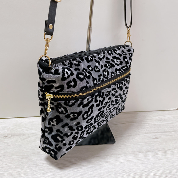 ヒョウ柄グレー ショルダーバッグ/豹柄 スマホショルダー ポシェット 抱っこ紐ポーチ ベビーカー/ラメ/合皮ストラップ 5枚目の画像