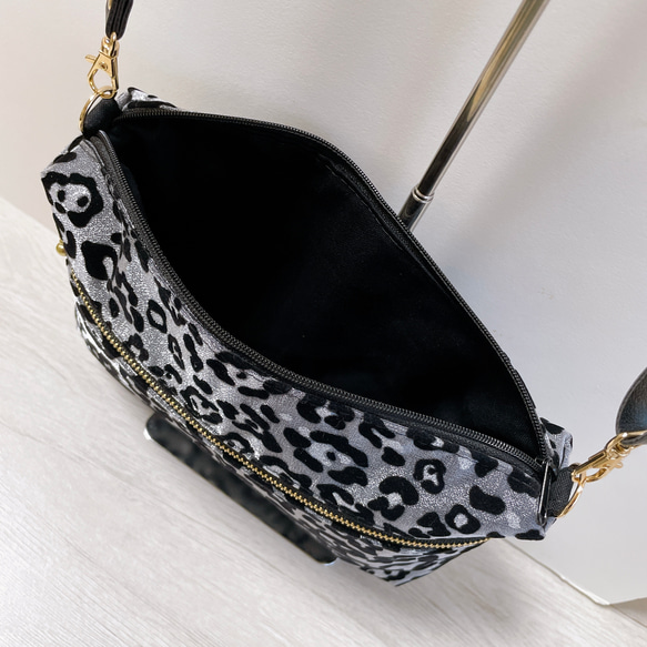 ヒョウ柄グレー ショルダーバッグ/豹柄 スマホショルダー ポシェット 抱っこ紐ポーチ ベビーカー/ラメ/合皮ストラップ 6枚目の画像