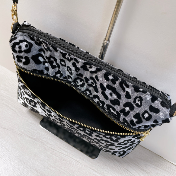 ヒョウ柄グレー ショルダーバッグ/豹柄 スマホショルダー ポシェット 抱っこ紐ポーチ ベビーカー/ラメ/合皮ストラップ 4枚目の画像