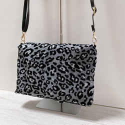 ヒョウ柄グレー ショルダーバッグ/豹柄 スマホショルダー ポシェット 抱っこ紐ポーチ ベビーカー/ラメ/合皮ストラップ 7枚目の画像