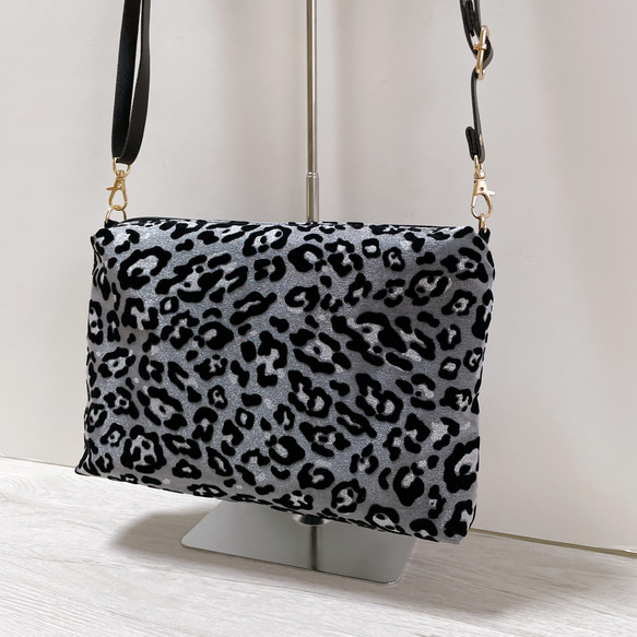 ヒョウ柄グレー ショルダーバッグ/豹柄 スマホショルダー ポシェット 抱っこ紐ポーチ ベビーカー/ラメ/合皮ストラップ 7枚目の画像