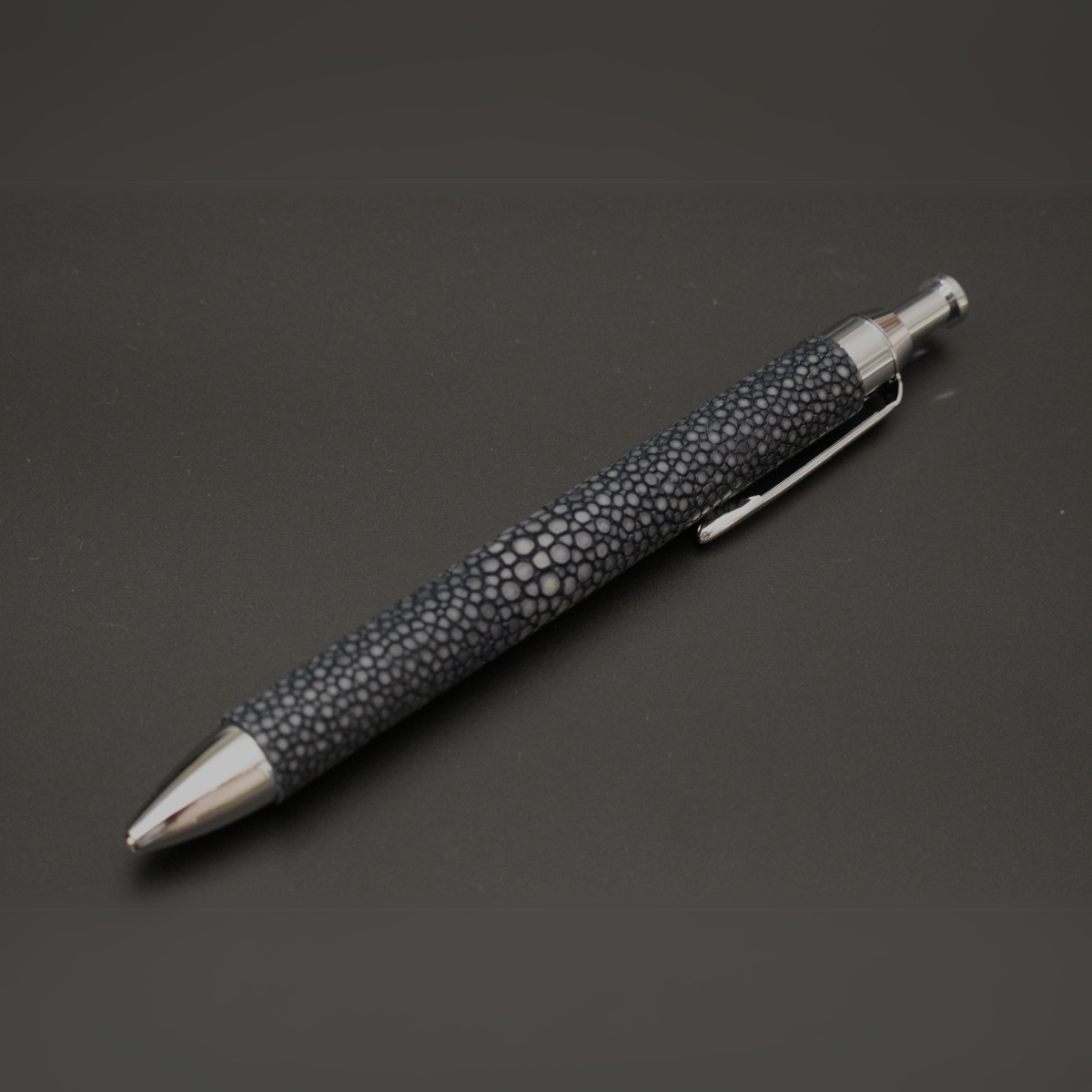 ボールペン 高級 男性 プレゼント ジェットストリーム 書きやすい 就職 退職 エイ革 ガルーシャ_黒 雅