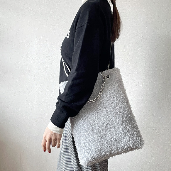 【A4対応】淡いグレーの大人のプードルファートート＜人気シリーズ新色：アイスグレー＞斜めがけトート／選べるストラップ 10枚目の画像