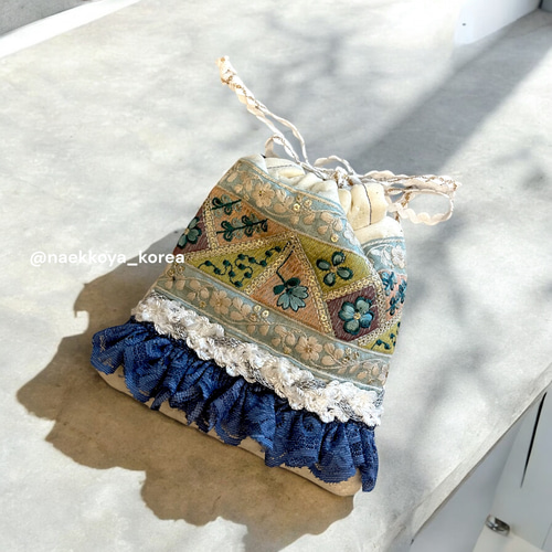 ヌビ生地にインド刺繍リボンを縫い合わせてデザインした巾着袋 ヌビ生地にインド刺繍リボンを縫い合わせてデザインした巾着袋