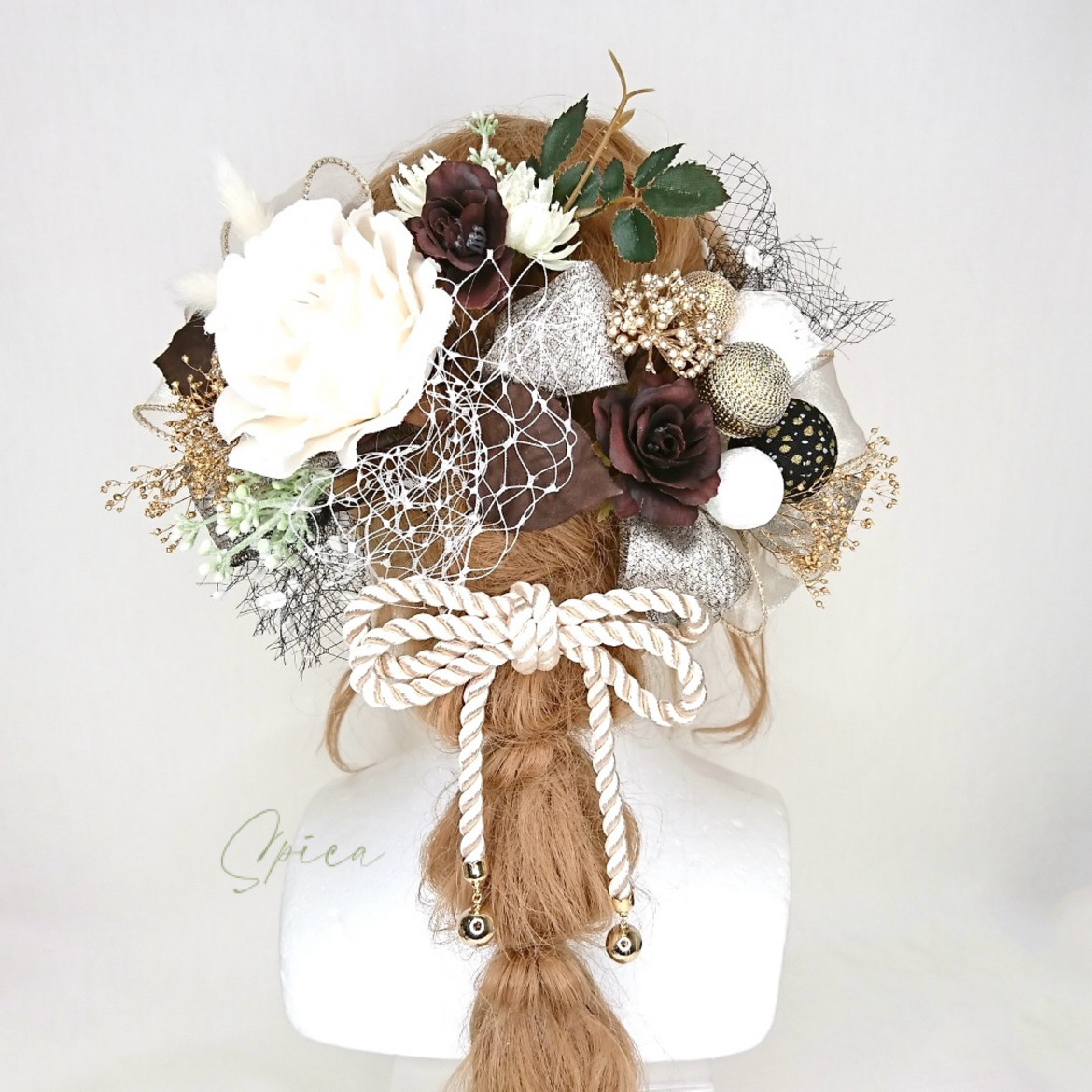 【一点限定】ホワイトのローズとちりめん和玉とツイストコードのヘッドドレス 髪飾り 成人式 卒業式 和装 打掛 ブラウン