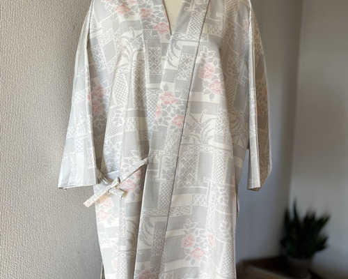 白大島紬　作務衣（上衣）着物リメイク　菊模様　現品のみ　和のお洒落上衣　シルク 大島紬 白大島紬 作務衣 上衣 着物リメイク 現品限り 着物 yuki