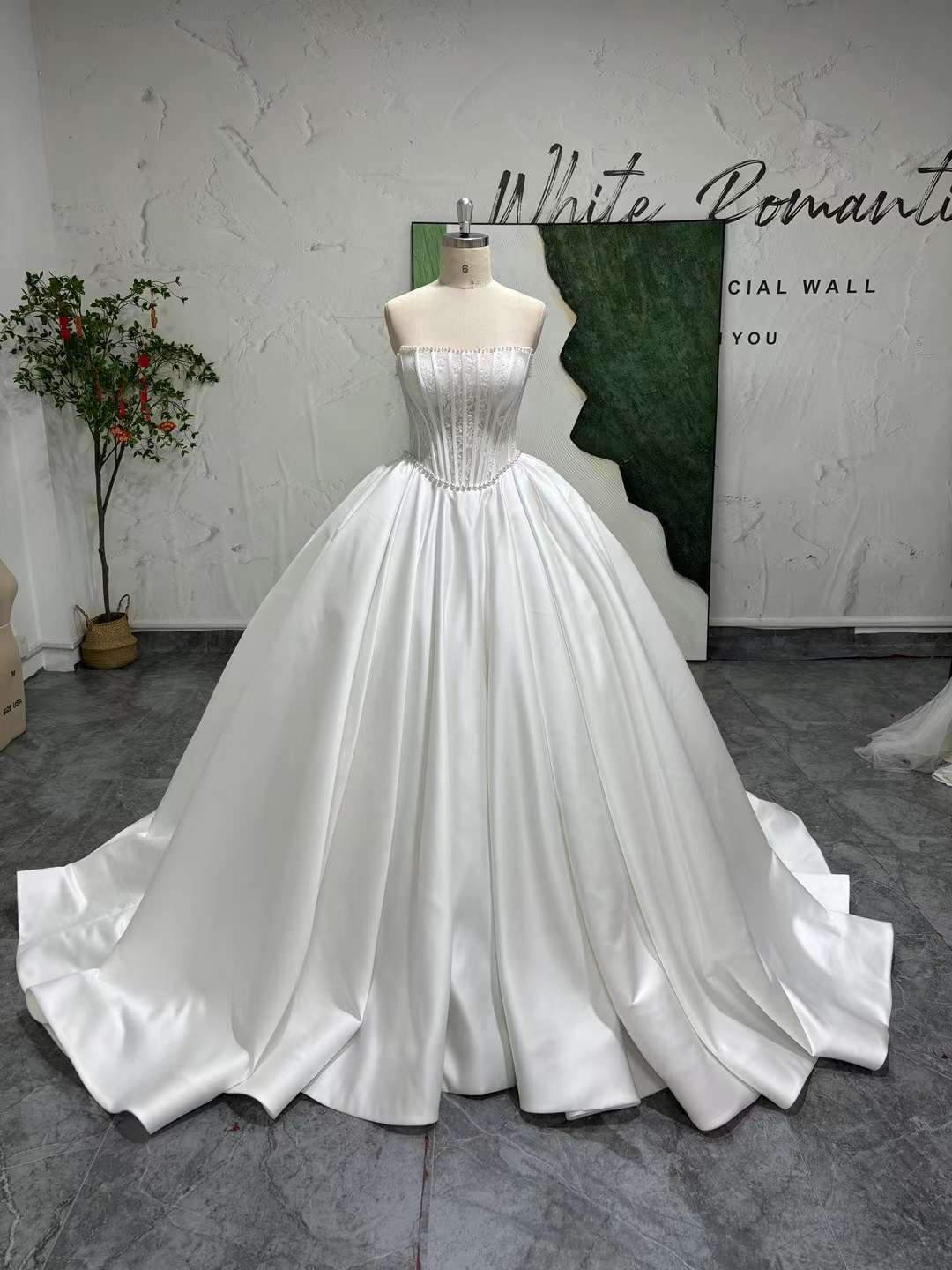 絶対後悔しない！ホワイト　オーバースカート　レース　チューブトップデザイン　シンプルなドレス　ビスチェ　バックリボン肩空