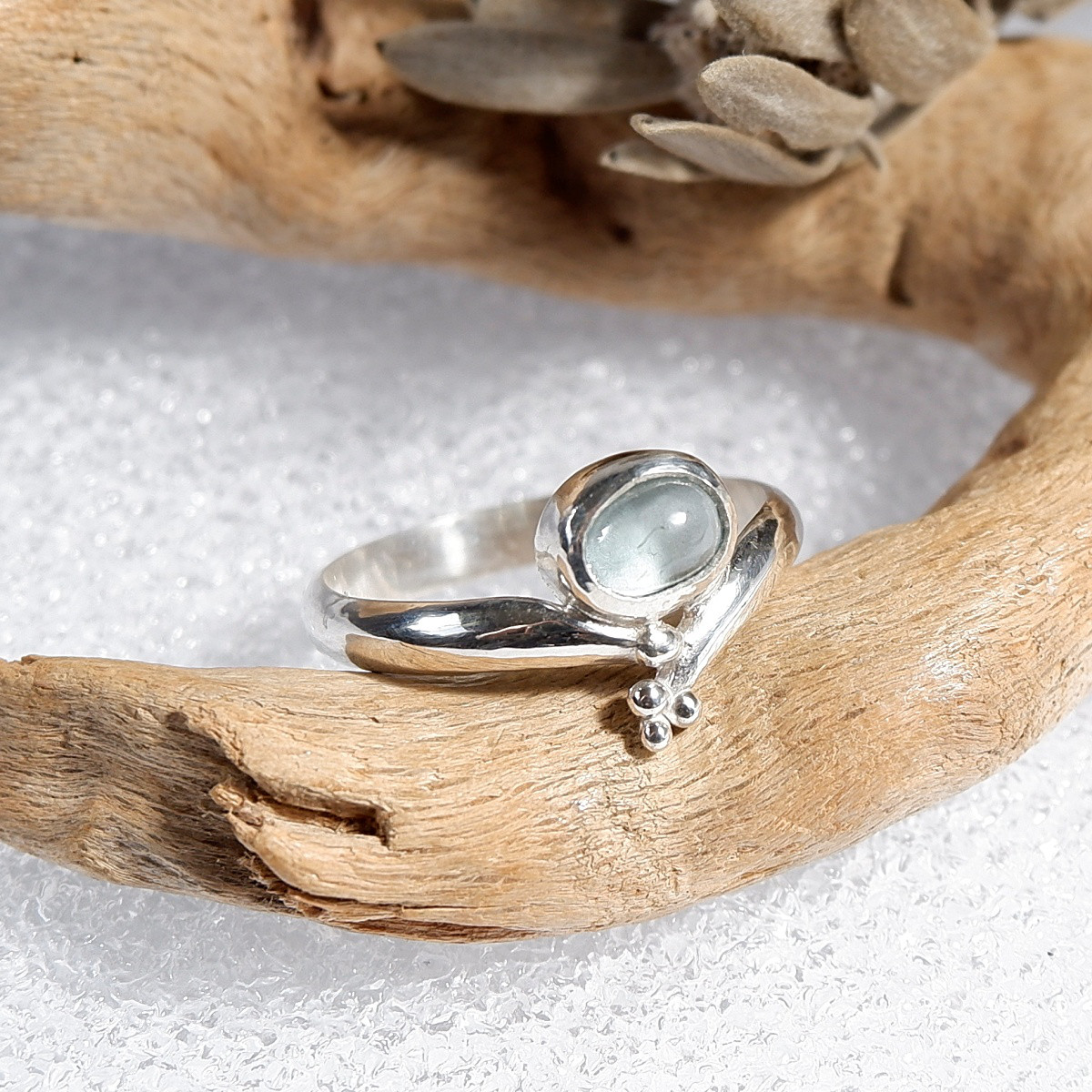 ～海の雫～　マダガスカル産アクアマリンのデザインリング　11号　天然石アクセサリー　一点物　macari