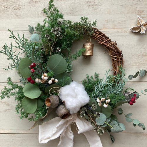 ベル付き フレッシュグリーンの針葉樹クリスマスリース ドライ ベル付き フレッシュグリーンの針葉樹クリスマスリース ドライ