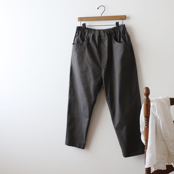 ⁂ラスト１　最終ＳＡＬＥ　８５ｃｍ　ストレッチ伸縮コットンチノ生地テーパード　パンツ ペグ　カーキグレ―G71