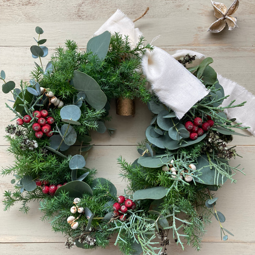 アイアンベル付き フレッシュ針葉樹とユーカリのクリスマスリース