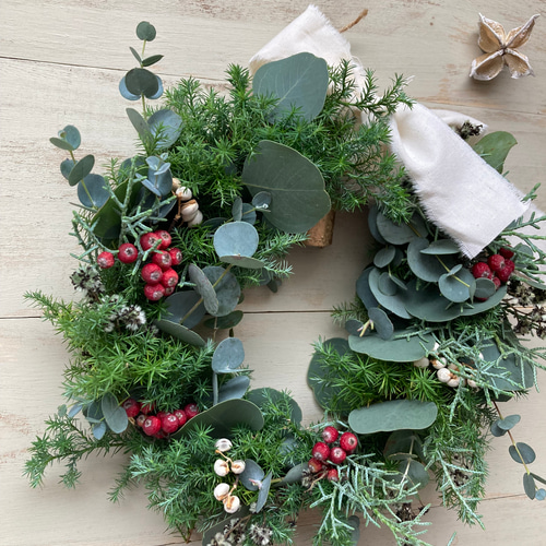アイアンベル付き フレッシュ針葉樹とユーカリのクリスマスリース