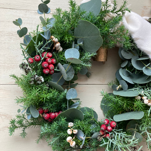 アイアンベル付き フレッシュ針葉樹とユーカリのクリスマスリース