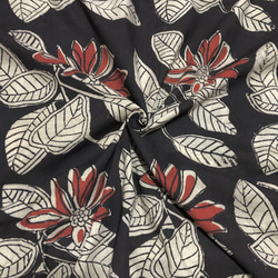 【50cm単位】ブラックオフホワイトレッドビッグフラワーバグルー染め　インド　ハンドブロックプリント生地  コットン 1枚目の画像