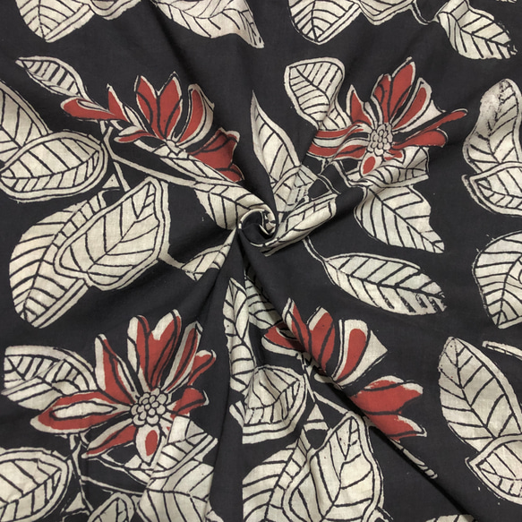 【50cm単位】ブラックオフホワイトレッドビッグフラワーバグルー染め　インド　ハンドブロックプリント生地  コットン 1枚目の画像