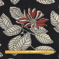 【50cm単位】ブラックオフホワイトレッドビッグフラワーバグルー染め　インド　ハンドブロックプリント生地  コットン 6枚目の画像
