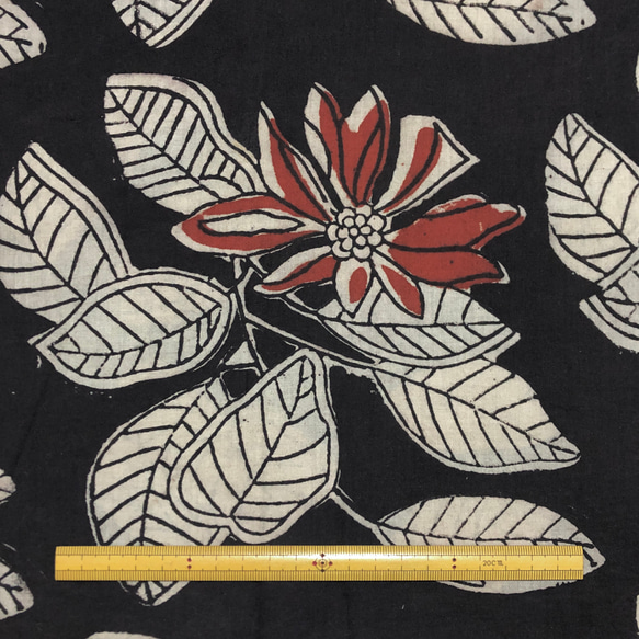 【50cm単位】ブラックオフホワイトレッドビッグフラワーバグルー染め　インド　ハンドブロックプリント生地  コットン 6枚目の画像
